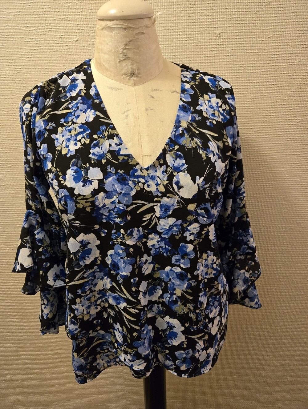 Vince Camuto Blue Floral V-Neck Tiered Ruffle Sleeve Blouse (Size PS)